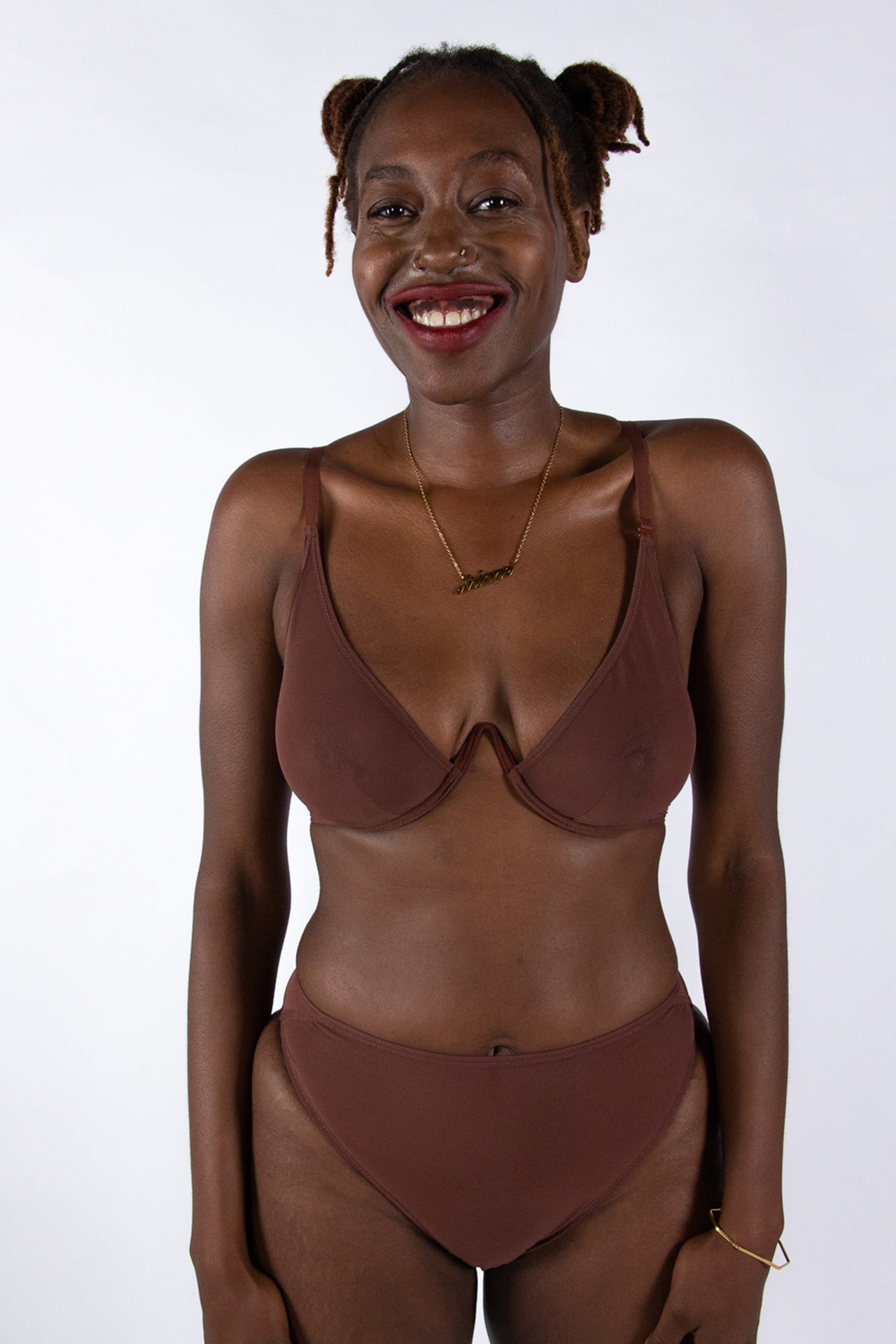 La Fille d'O Fast Girls monowire plunge bra in chocolate brown. Close up front view on model. 